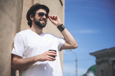 Yaz ve içecek zevk içerik adam