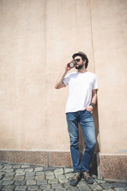 Şık adam kapıları dışında içecek içme