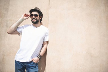 İyi görünümlü bir adam dışarıda sıcak gün zevk