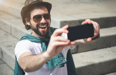 İyimser fotoğrafta iyi görünümlü adam