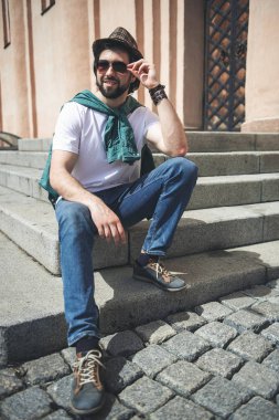 Modaya uygun adam dışarıda sıcak gün zevk