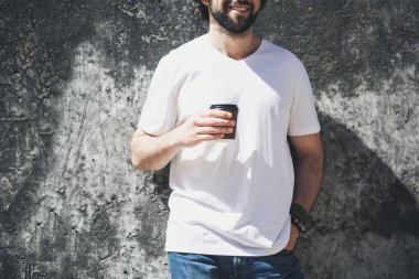 Genç adam sokakta kahve keyfi