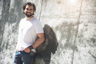 Temiz havada duran memnun adam