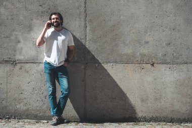 Genç adam sokakta iletişim için gadget'ı kullanma