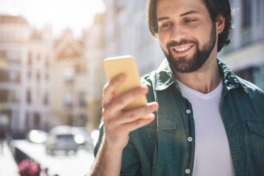 Sakallı adam aleti dışarı kullanarak