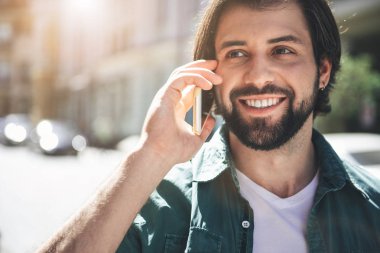 Neşeli adam açık havada Gadget'ı kullanma