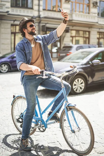 Brodaty facet co selfie na rowerze — Zdjęcie stockowe