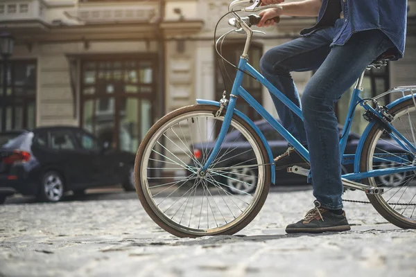 Manlig person börjar cykeln på vägen — Stockfoto