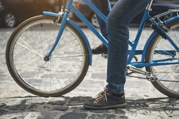 Manliga fötter trampa cykel utanför — Stockfoto