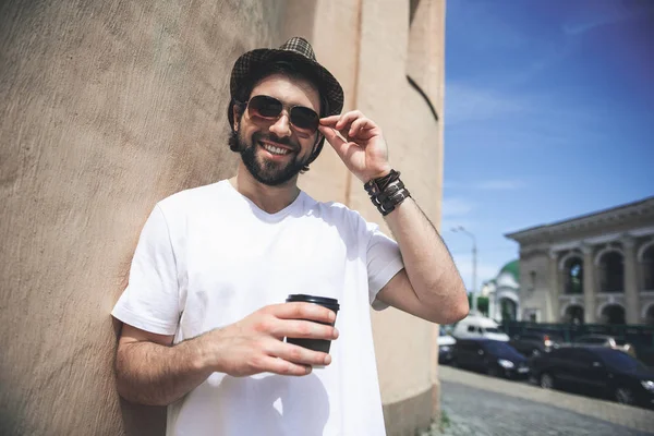 Stilig kille konsumerar varm dryck på promenad — Stockfoto