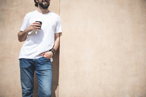 Tekuté Léky Pohledný Muž Košili Trávení Času Kávou Venku Drží — Stock fotografie