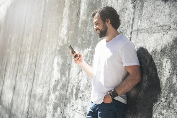 Guy leyendo un mensaje agradable en el teléfono — Foto de Stock