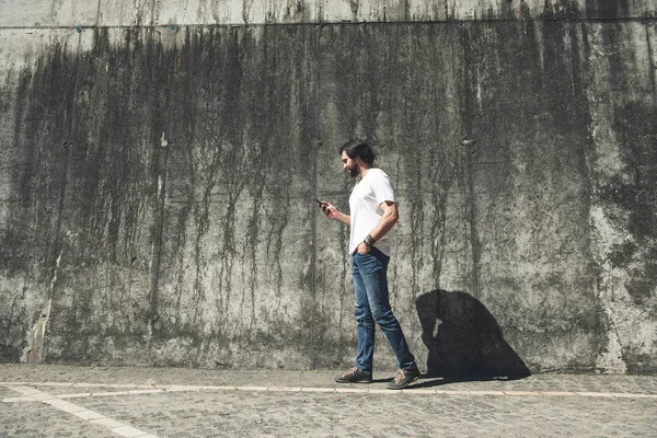Manlig person promenader och med modern teknik — Stockfoto