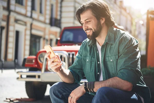 Orakad manlig person med smartphone utomhus — Stockfoto