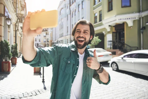 Gillade man fotograferar sig själv på en promenad — Stockfoto