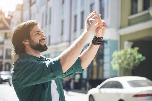 Glad kille går sightseeing med mobiltelefon — Stockfoto