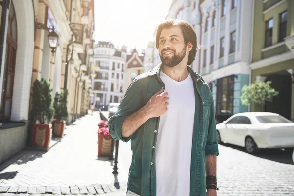 Šťastný muž důkladné staré město blok — Stock fotografie