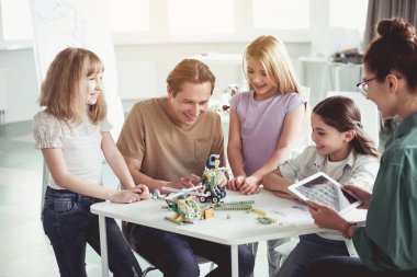 Olumlu çocuklar ve öğretmenler oyuncaklar ile oynama