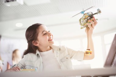 Giden çocuk koruma oyuncak silah