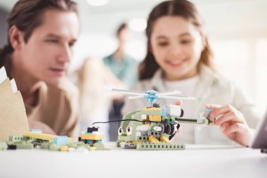 Çocuk ve oyuncak izleyen adamım