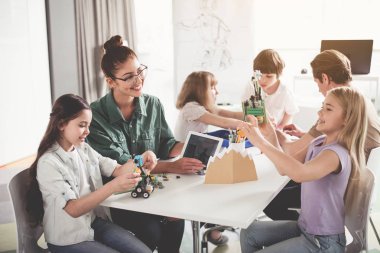 Memnun çocuklar ve yetişkinler modern oyuncak yapma