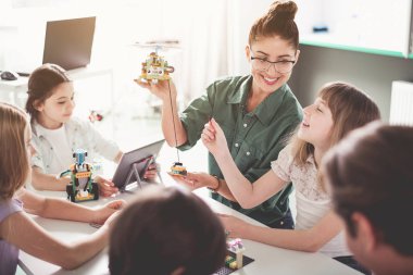 Memnun kadın ve becerikli alet ile oynayan çocuklar