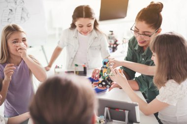 Işınlama öğretmen ve çocuklar oyuncak oluşturma
