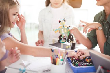 Olumlu çocuklar oyuncak ders sırasında oluşturma