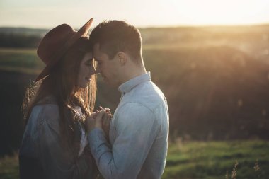 Mutlu çift ayakta doğa sessizlik içinde