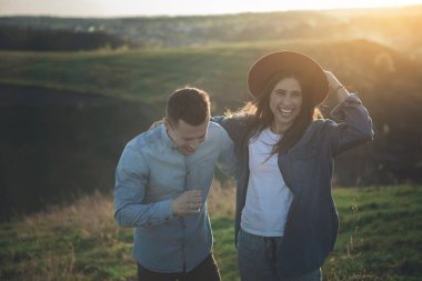Mutlu çift yaz yürüyüş sırasında eğlenmek 