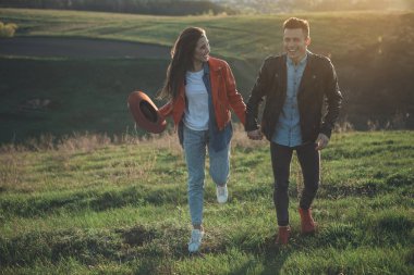 Neşeli kız doğada gülümseyen erkek arıyorum