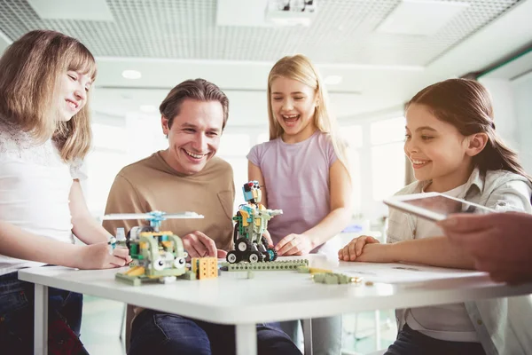 Niños positivos y machos jugando con robots —  Fotos de Stock