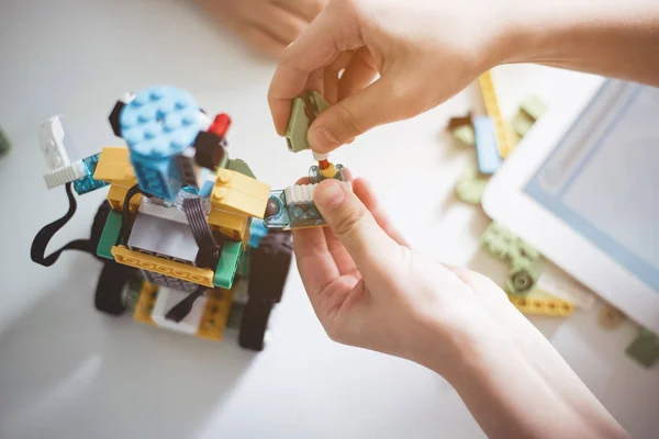 Дети руками делают современные игрушки — стоковое фото