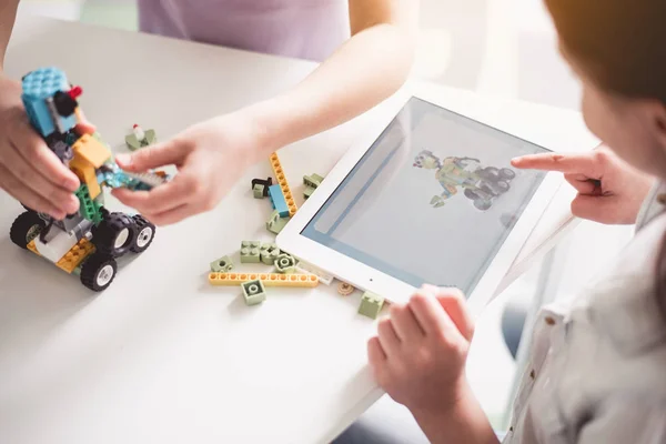 Armas para niños jugando con robot —  Fotos de Stock