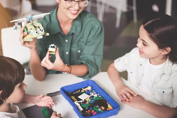 Adultos satisfechos y niños jugando con helicóptero — Foto de Stock