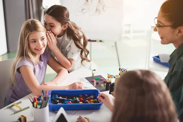 Meninas positivas falando durante a aula — Fotografia de Stock