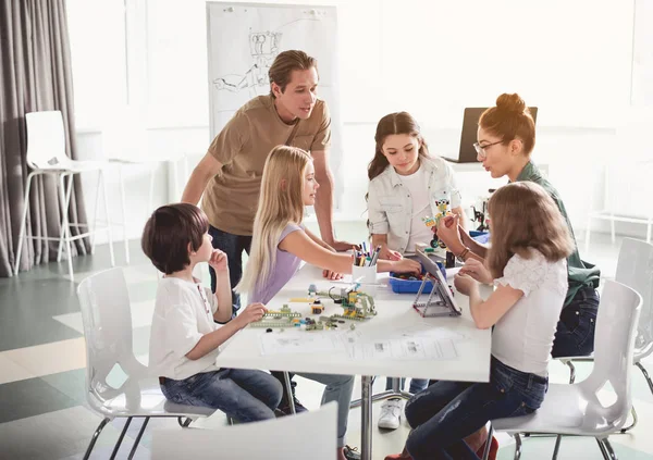 Adultos felices haciendo juguetes con niños —  Fotos de Stock