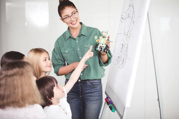 Donna in uscita e bambini soddisfatti durante la lezione — Foto Stock