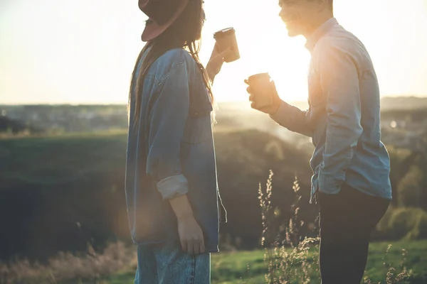 Sonriente pareja viendo la vista de la noche en la colina verde —  Fotos de Stock