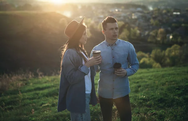 Calma menino e menina tendo pausa para o café na natureza — Fotografia de Stock