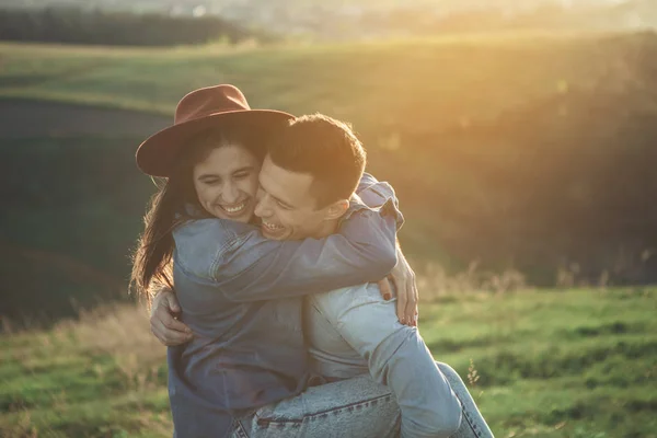 Kochających ludzi młodych, przytulanie na zielonym wzgórzu — Zdjęcie stockowe
