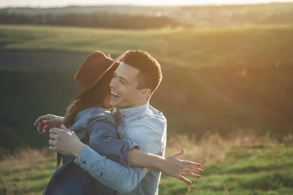 Delighted couple embracing in evening nature — Stock Photo, Image