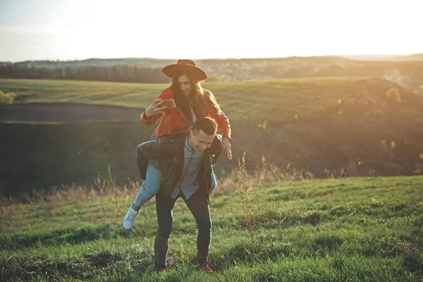 Jóvenes encantados tomando fotos en la colina verde — Foto de Stock