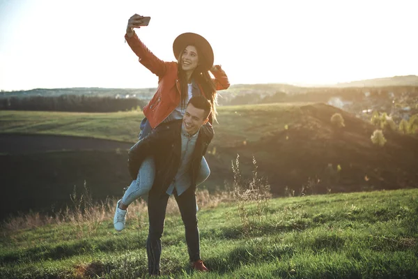 Glimlachend paar fotograferen in zomeravond — Stockfoto