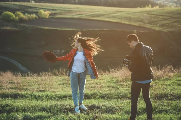 Man fotograferen van vriendin op heuvel — Stockfoto