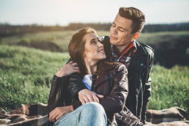 Mutlu çift birbirlerine doğada holding