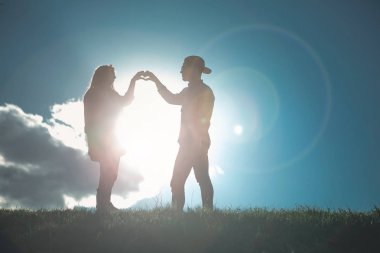 Kız ve erkek aşık kalp elle şekillendirme