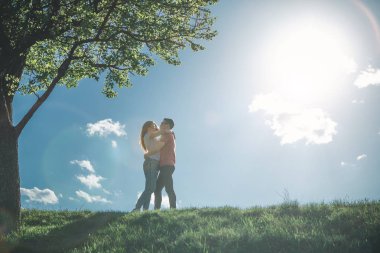 Sevgi kadın ve adam çayır üzerinde