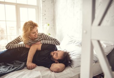 Memnun eş yatakta sarılma