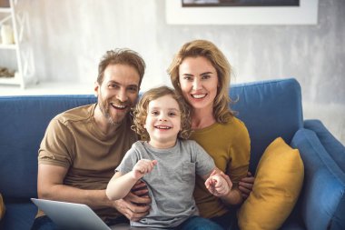 Sevgi dolu aile oturma odasında sarılma